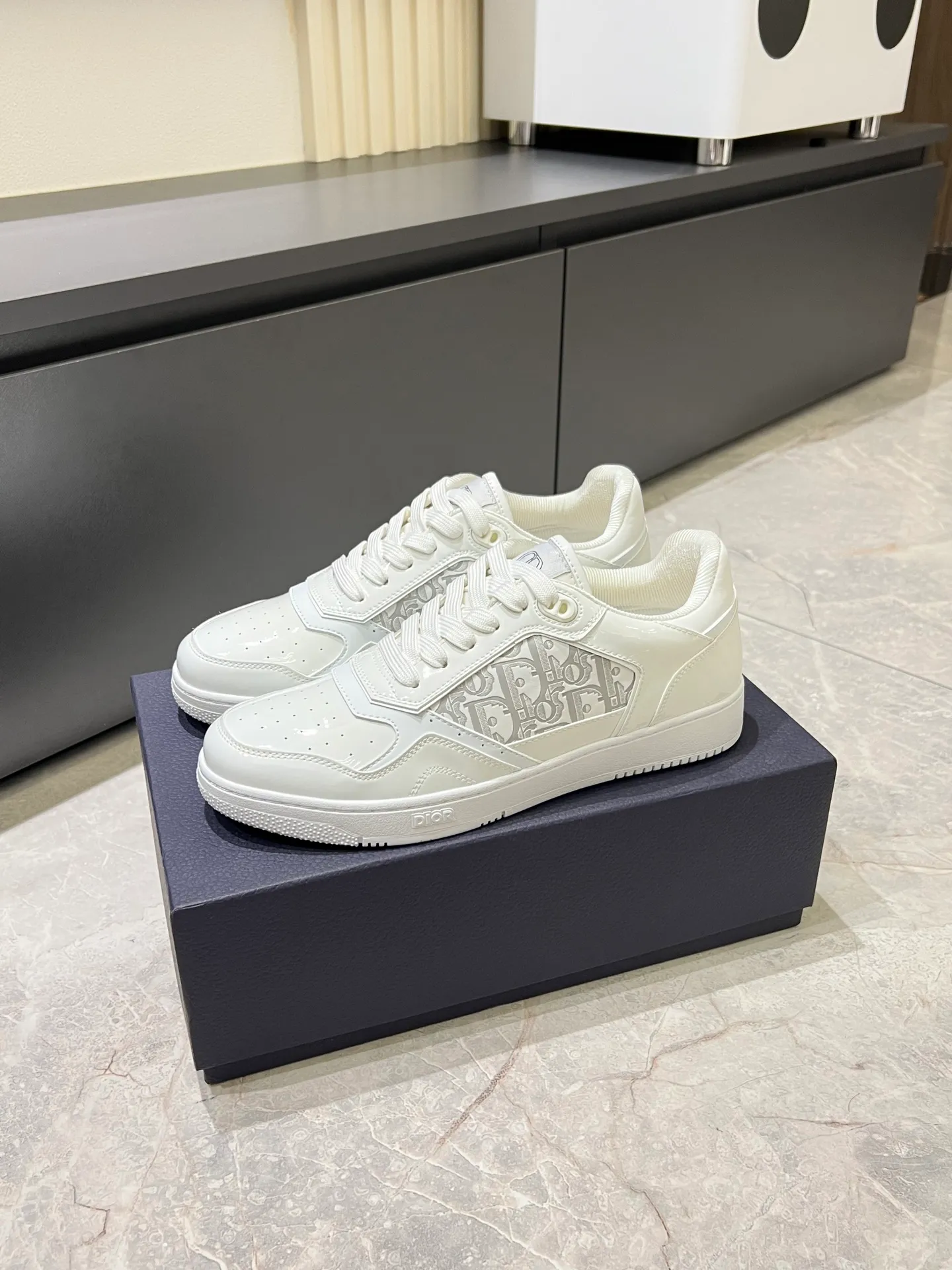 Men's shoes 💰p400 "Dio*" mid-top B27 casual sneakers. This B27 high-top sneaker is a new product in the series and continues Di*r's classic style. Crafted from gray and white smooth calf leather with beige and black Oblique print panels on the sides. The "CD Icon" shaped shoelace eyelets are clever and delicate, and the two-color rubber sole, rear collar and heel are all equipped with the brand's iconic details to enhance the style. Oblique printed straps at the ankle allow for an adjustable fit to complement the overall design. Fashionable and versatile, it can complement any look. Create an exquisite design with unique dynamic vitality and modern atmosphere, presented in low-top and high-top styles. This new must-have shoe adds a new dimension to Dior's archive heritage, embodying modern elegance. Purchase the original version and make it 1:1. If you need top quality, please come to me! Male 38-44!
